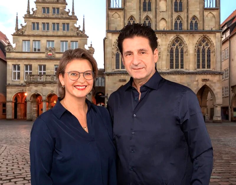Dr. med. Evangelos Saliveros und Dr. med. Ursula Eppelmann vor dem Prinzipalmarkt in Münster